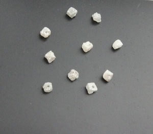 1 x weiß grauer Rohdiamant Würfel gebohrt